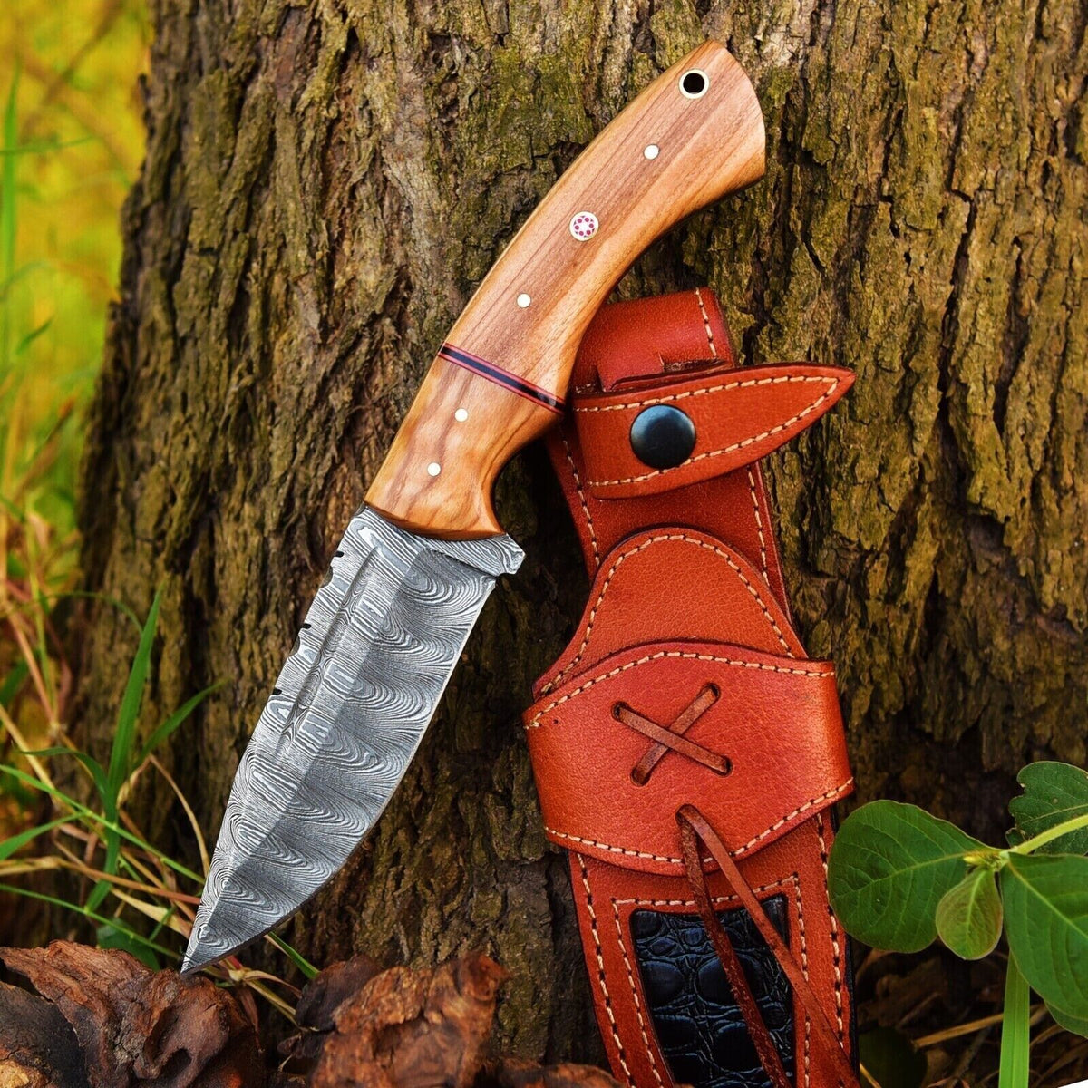 Damascus steel hunting knife with olive wood handle and leather sheath