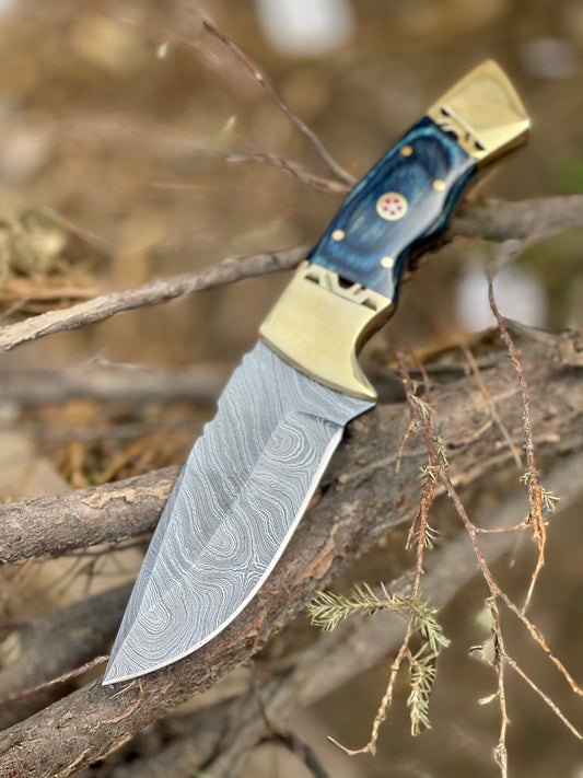 Damascus hunting knife with pakkawood handle, brass bolster and leather sheath