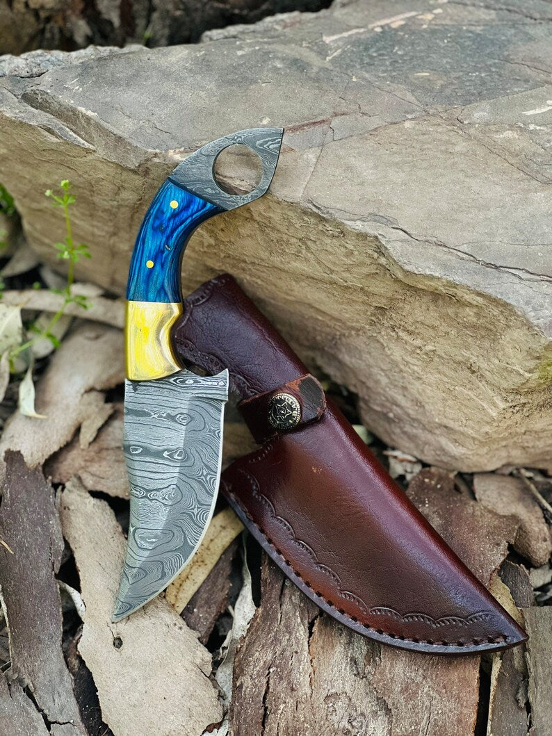 Damascus skinning knife with pakkawood handle, brass bolster and leather sheath