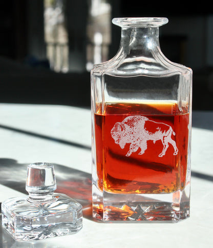 Square crystal whiskey decanter engraved with a bison, view 3