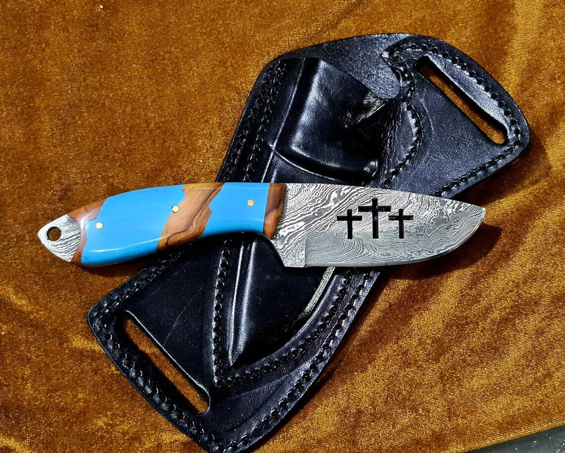Damascus steel hunting knife with resin wood handle and brown bull leather sheath