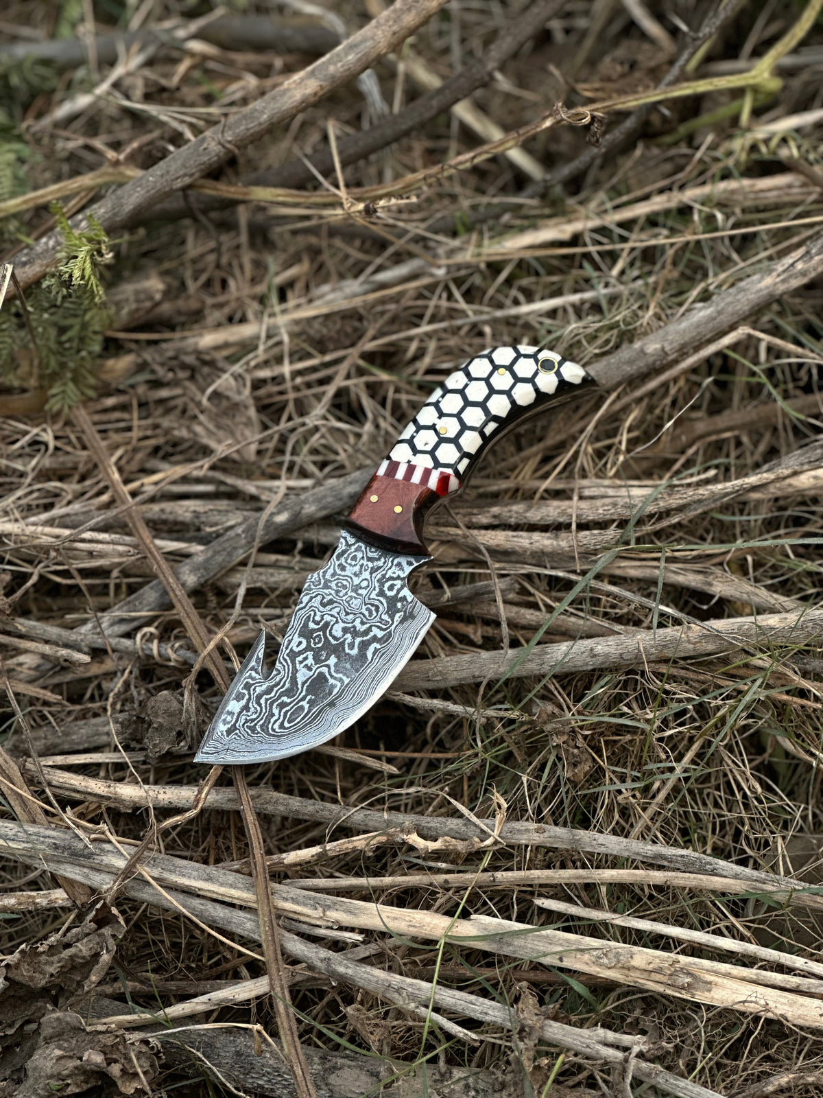 Damascus guthook skinning knife with rosewood and resin handle and leather sheath