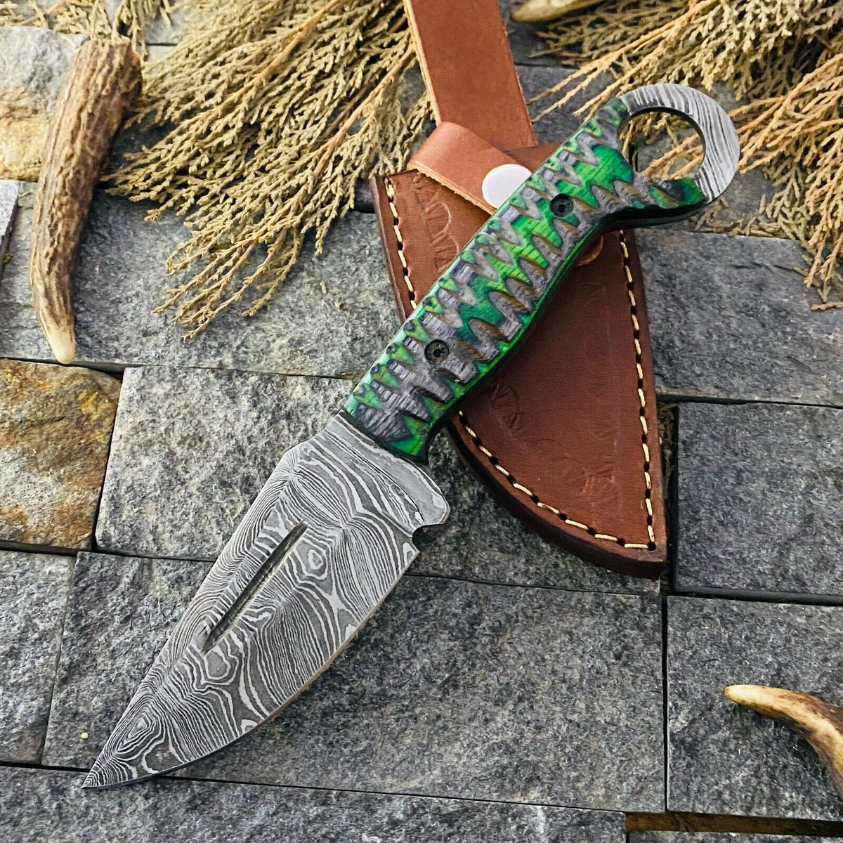 Small Damascus hunting knife with polished pakkawood handle