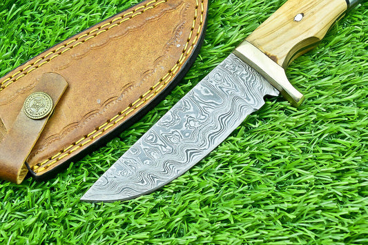 Damascus hunting knife with olive wood and resin handle, steel guard and leather sheath