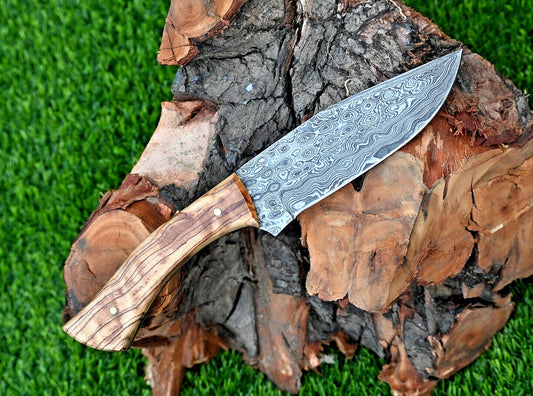 Damascus steel hunting knife with rosewood handle, brass guard and leather sheath