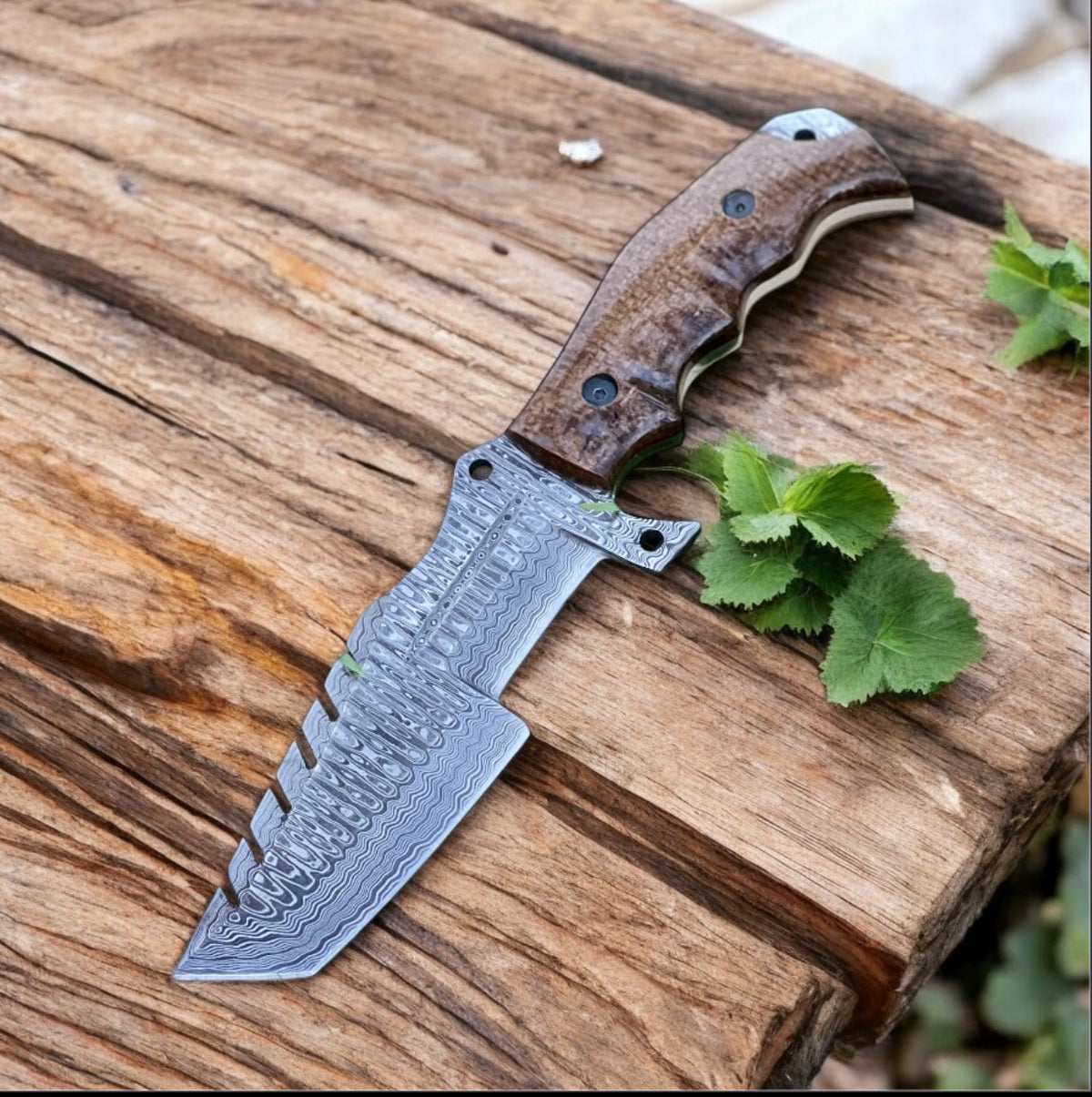 Damascus tracker knife with G10 handle and leather belt case