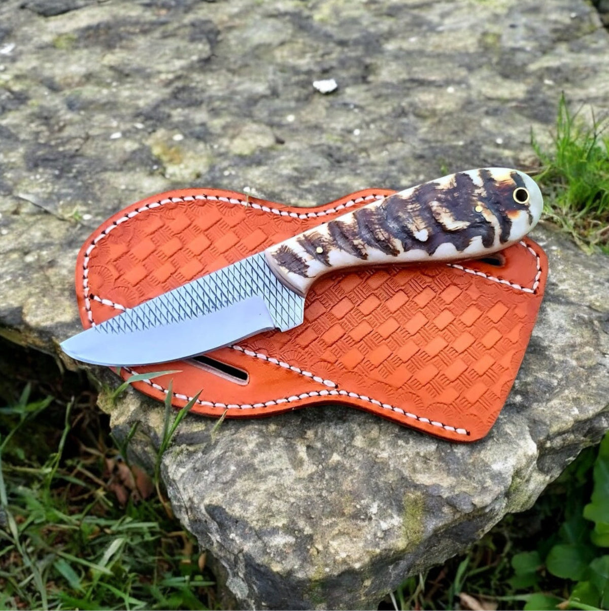 Rasp steel cowboy knife with sheep horn handle and leather belt case