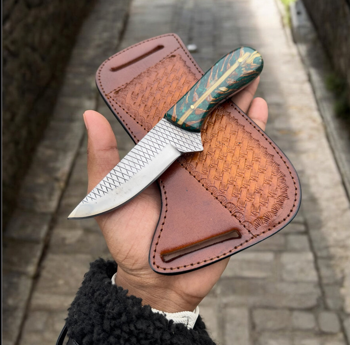 Western fixed blade belt knife with resin handle and leather belt case