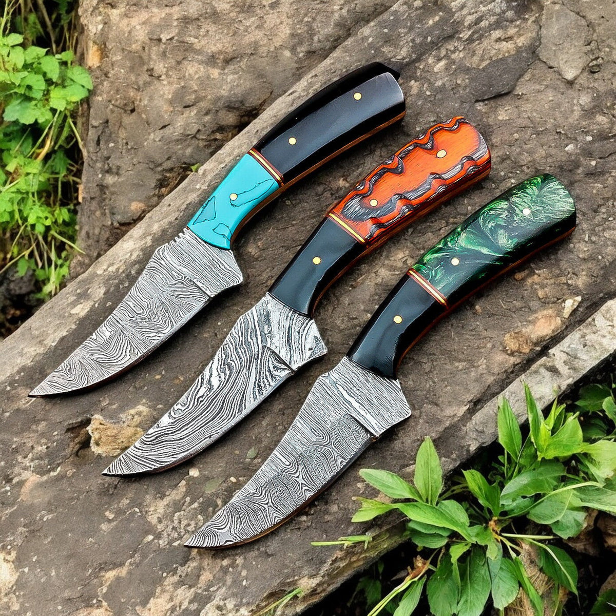 Damascus hunting knife with resin and exotic wood handle